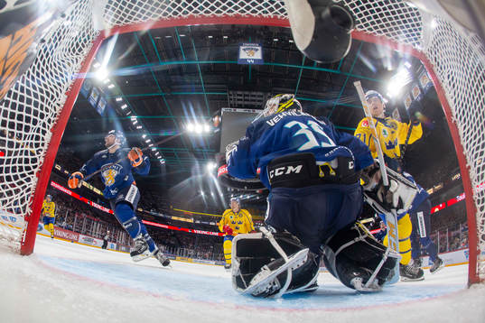 Veli-Matti Vittasmäki #7, FIN, Veini Vehviläinen #35,