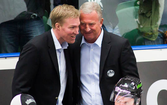 Kenny Jönsson, assisterande tränare Rögle, pratar med,