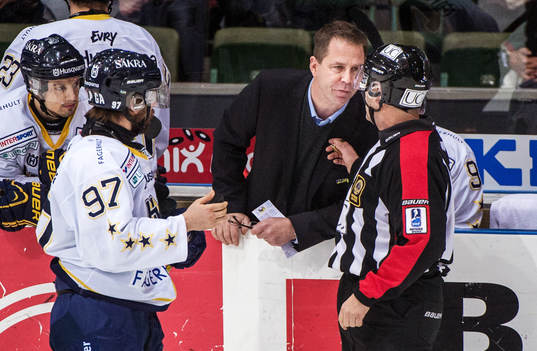 Ulf Dahlén, tränare HV71, samtalar med domaren
