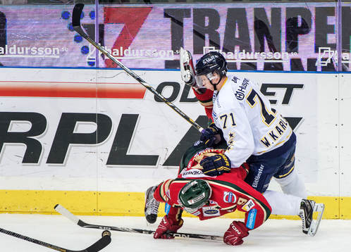 Magnus Kahnberg, Frölunda, tacklas omkull av William