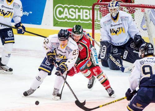 Kamp om pucken mellan Sebastian Strandberg, HV71, och Anton