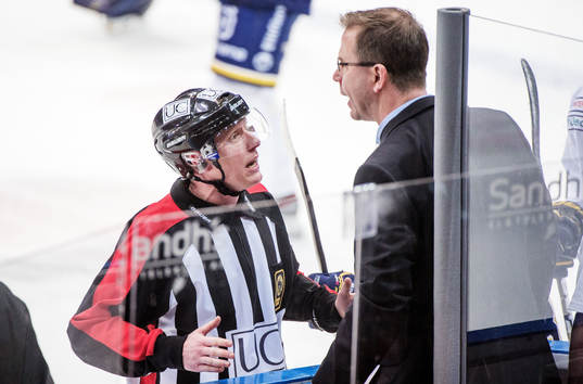 Ulf Dahlén, tränare HV71, samtalar med domaren