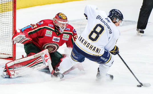 Rhett Rakhshani, HV71, gör mål med en snurrstraff på