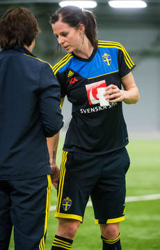 Lotta Schelin har ont i baksidan av låret
