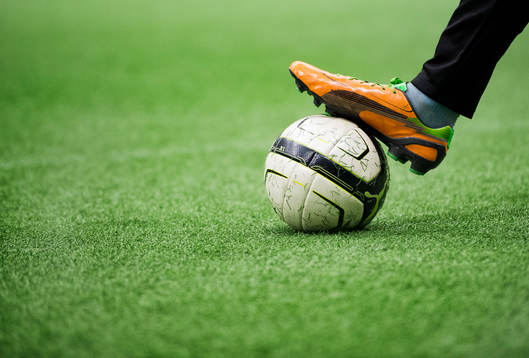 en fotboll på en konstgräsplan
