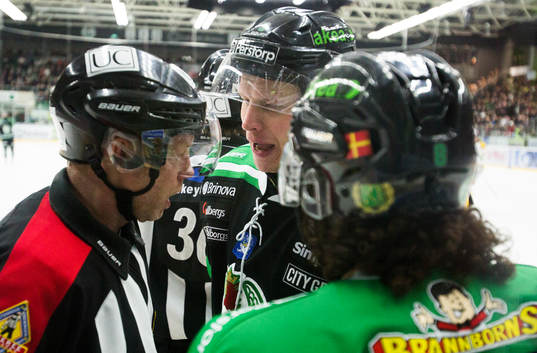 Lasse Kukkonen, Rögle, pratar med domaren