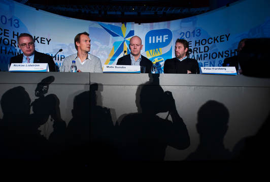 En siluett av fotografer ses fotografera Nicklas Lidström,