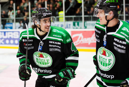 Nils Bergström, Rögle, har gjort 1-0 och är lite glad
