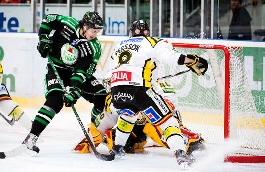 Dennis Everberg, Rögle, är nära att få in pucken