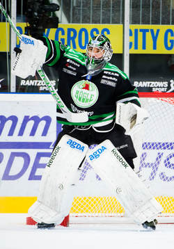 Martin Gerber, målvakt, Rögle, räddar med stöten