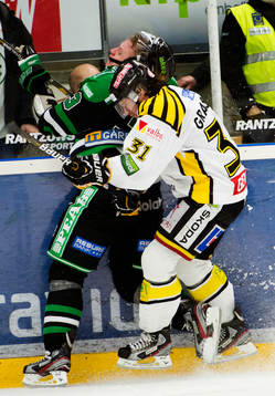 Jonathan Granström, Brynäs, tacklar Lasse Kukkonen, Rögle