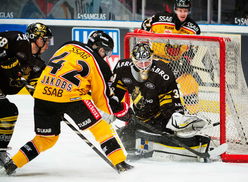 Jens Jakobs, Luleå, skjuter i stolpen bakom Daniel