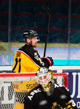 Toni Koivisto, Luleå, och Daniel Larsson, målvakt, AIK