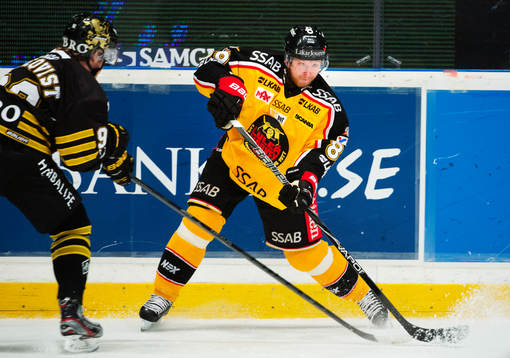Linus Klasen, Luleå, passar pucken