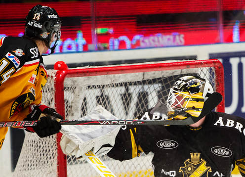 Karl Fabricius, Luleå, råkar slå klubben upp i masken