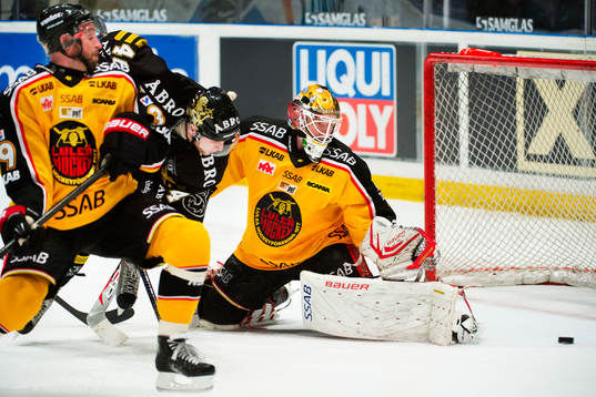 Nicklas Jensen, AIK, oroar framför David Rautio, målvakt,