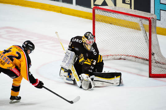 Jens Jakobs, Luleå, gör mål på straff bakom Daniel