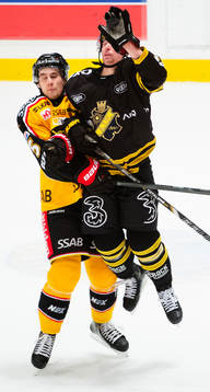 Lukas Kilström, Luleå, och Tobias Viklund, AIK, hoppar