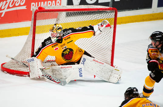 David Rautio, målvakt, Luleå, flyttar undan målburen i