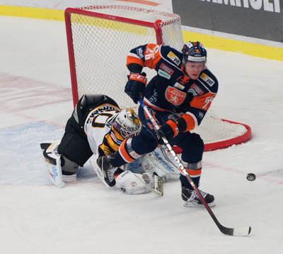 Jan Urbas, Växjö framför Joacim Eriksson, målvakt,