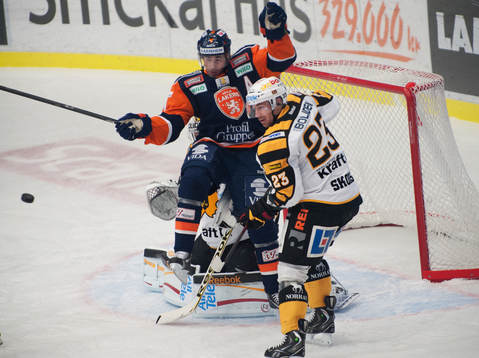 Erik Josefsson, Växjö framför Joacim Eriksson, målvakt,