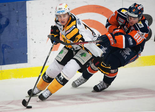 Joakim Lindström, Skellefteå, håller undan för Erik