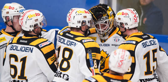 Joakim Ericsson, målvakt, Skellefteå, kramas om