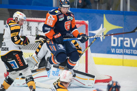 Erik Josefsson, Växjö, hoppar över pucken framför