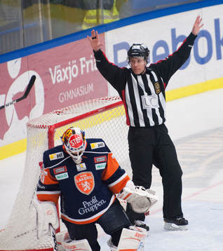 Domare gör tecken för
