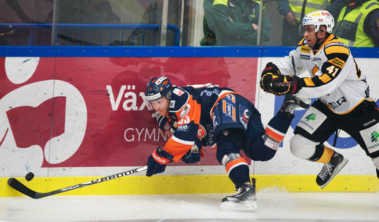 Dennis Rasmusson, Växjö, tacklas av Pierre-Edouard