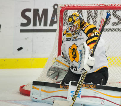 Joacim Eriksson, målvakt, Skellefteå, motar en puck