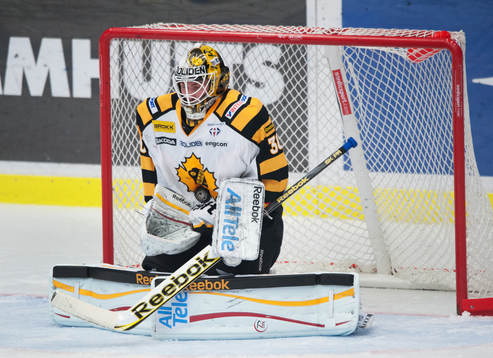 Joacim Eriksson, målvakt, Skellefteå, motar en puck