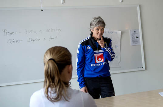 Pia Sundhage, tränare Sverige håller en lektion med