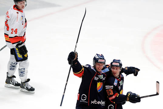 Michael Holmqvist gratuleras av nr 83 Dustin Johner