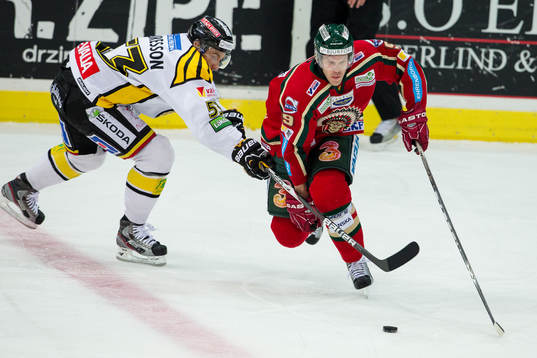 Magnus Kahnberg, Frölunda dribblar sig förbi Andreas