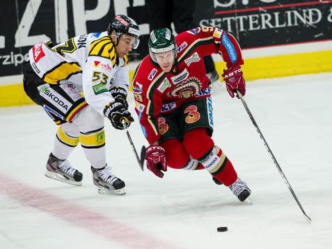 Magnus Kahnberg, Frölunda dribblar sig förbi Andreas