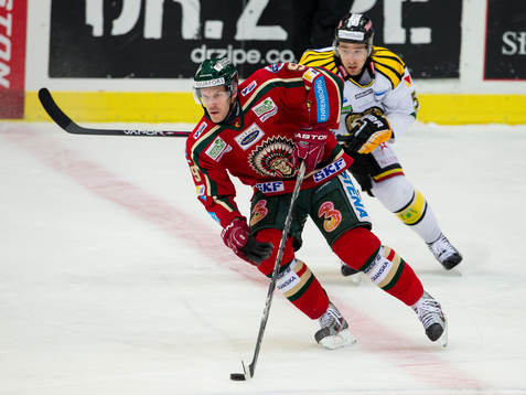 Magnus Kahnberg, Frölunda dribblar sig förbi Andreas