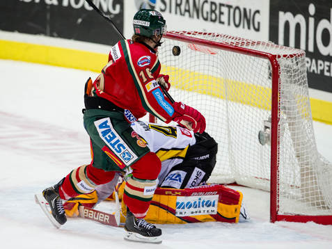 Anton Axelsson, Frölunda skjuter i stolpen och ser pucken