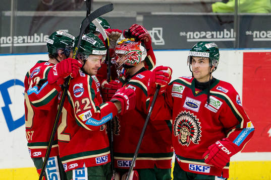 Julius Hudacek, målvakt, Frölunda kramas om