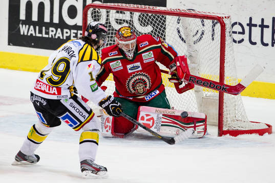 Julius Hudacek, målvakt, Frölunda räddar skott från