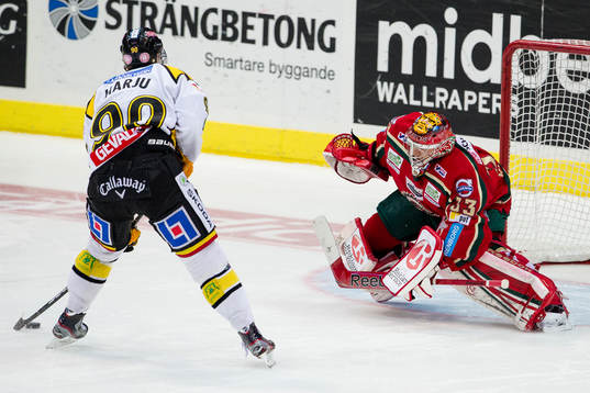 Julius Hudacek, målvakt, Frölunda räddar en straff från