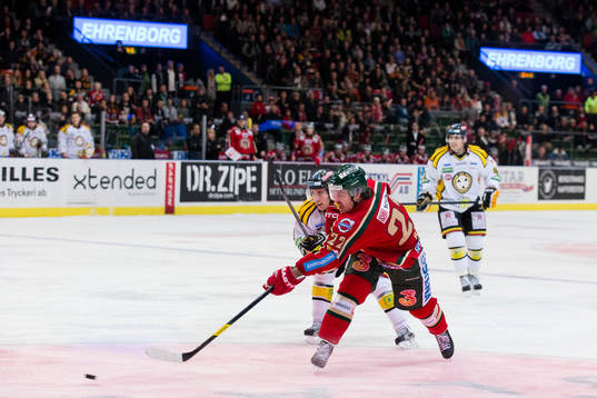 Brendan Bell, Frölunda skjuter ett skott
