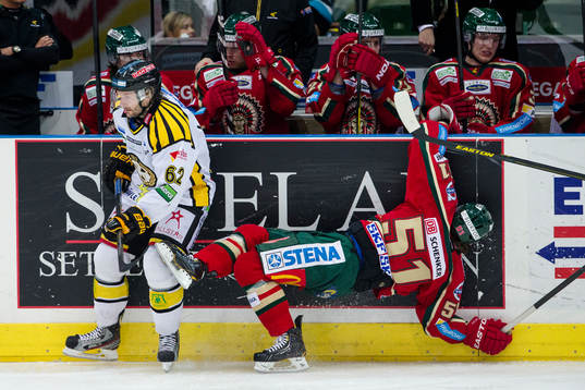 Mats Lavander, Brynäs tacklar omkull Mats Rosseli Olsen,