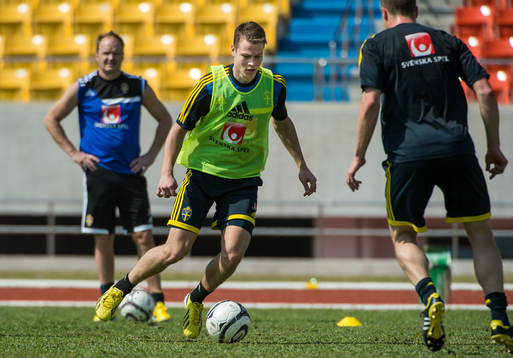 Träning på 700 års Stadion i Chiang Mai. Viktor Claesson