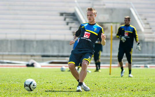 Träning på 700 års Stadion i Chiang Mai. Pierre Bengtsson