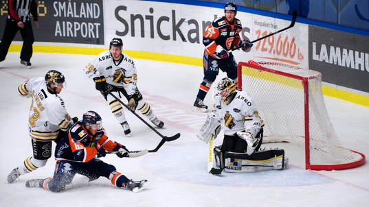 Trångt framför Daniel Larsson, målvakt, AIK