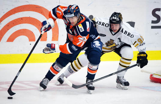 Tomi Kallio, Växjö, jagas av Cristopher Aspeqvist, AIK