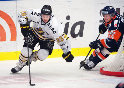 Anders Frisk, AIK, jagas av Petr Vampola, Växjö
