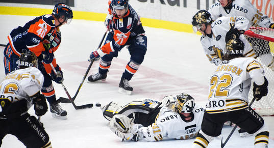 Dennis Rasmussen, Växjö, har fått ner Daniel Larsson,