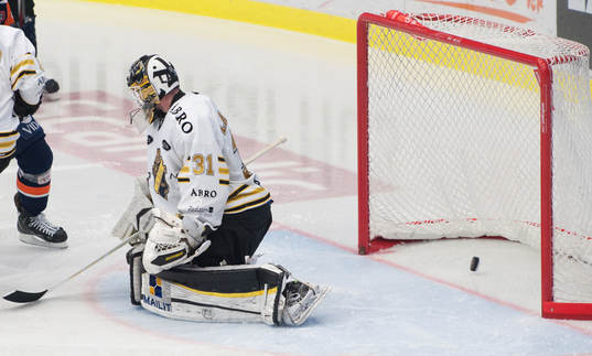 Daniel Larsson, målvakt, AIK, släpper en puck förbi sig,
